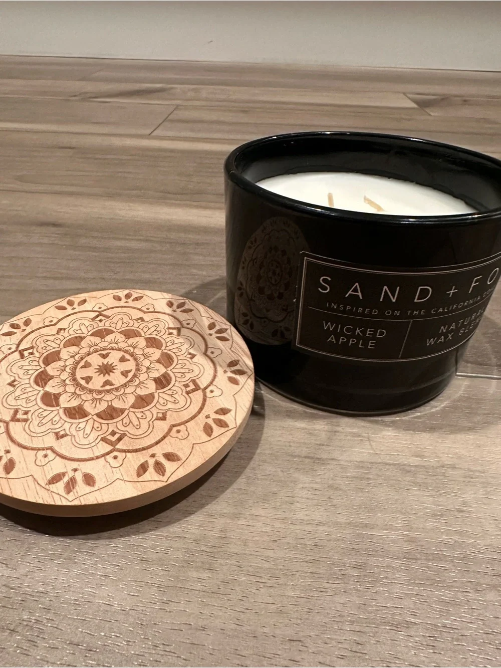 Scented Three-Wick Candle with Decorative Wooden Lid - Black sand + fog 🌫️